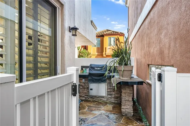 $2,799,000 | 304 Goldenwest Street, Huntington Beach, CA 92648