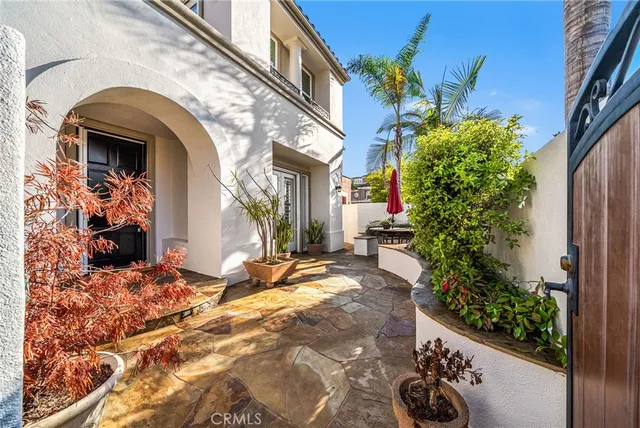 $2,799,000 | 304 Goldenwest Street, Huntington Beach, CA 92648
