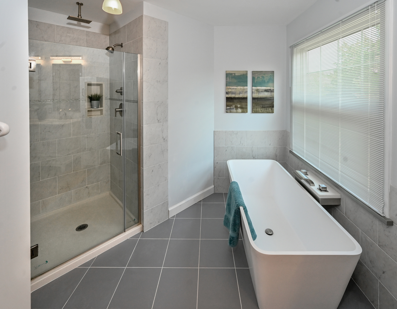 413 Rugby Place Schaumburg, IL 60169 - Photo 20 of 30 a bathroom with a bathtub and shower