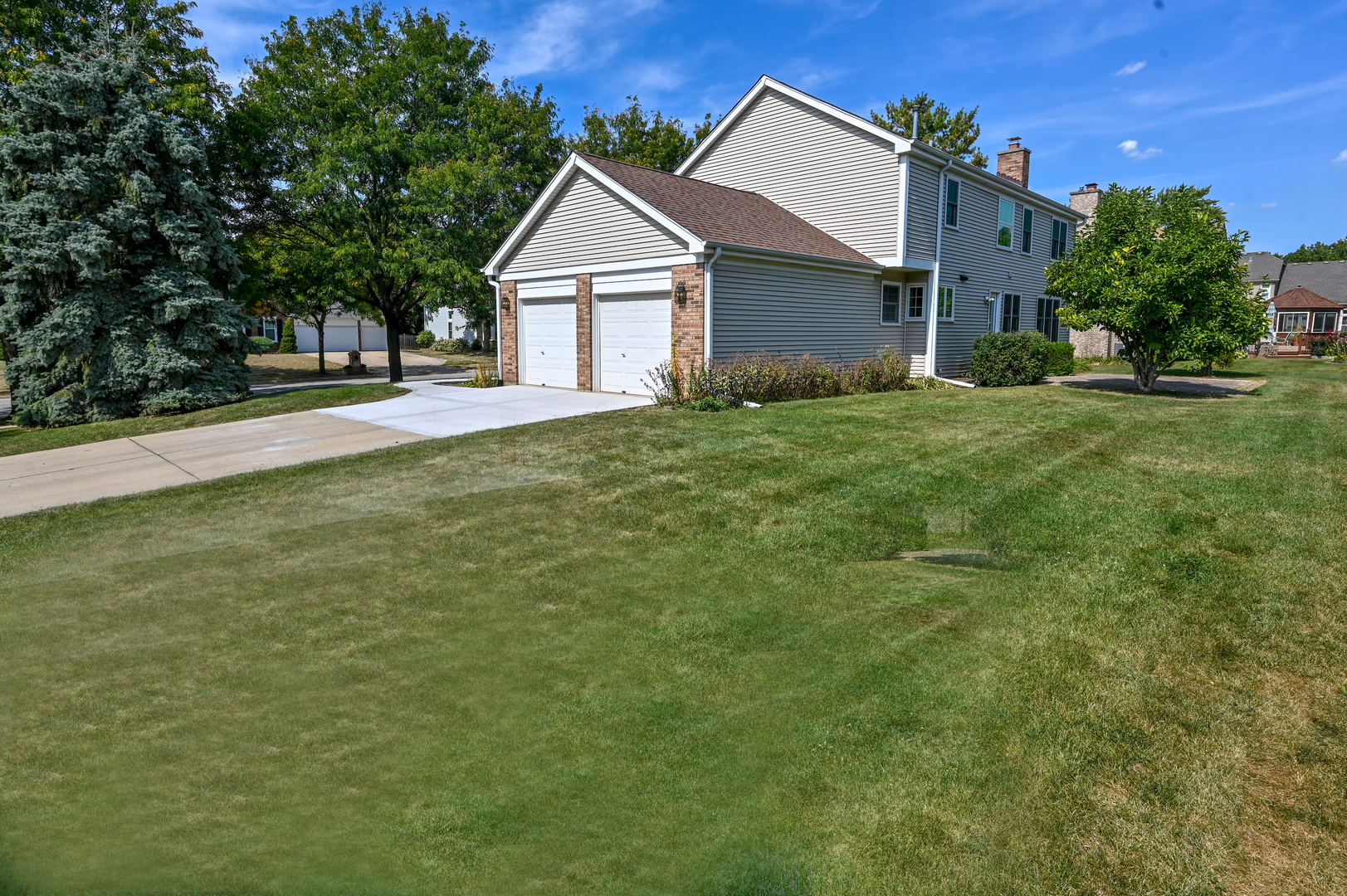 413 Rugby Place Schaumburg, IL 60169 - Photo 30 of 30 a front view of a house with a yard