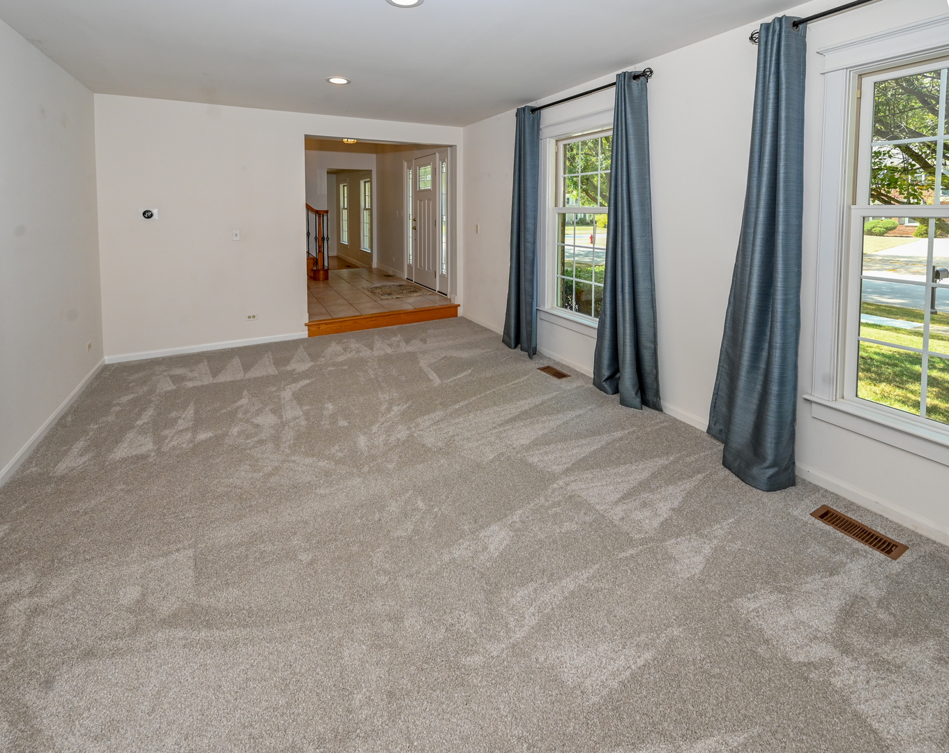 413 Rugby Place Schaumburg, IL 60169 - Photo 5 of 30 an empty room with windows and closet