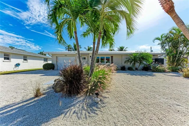 a view of an entrance of the house