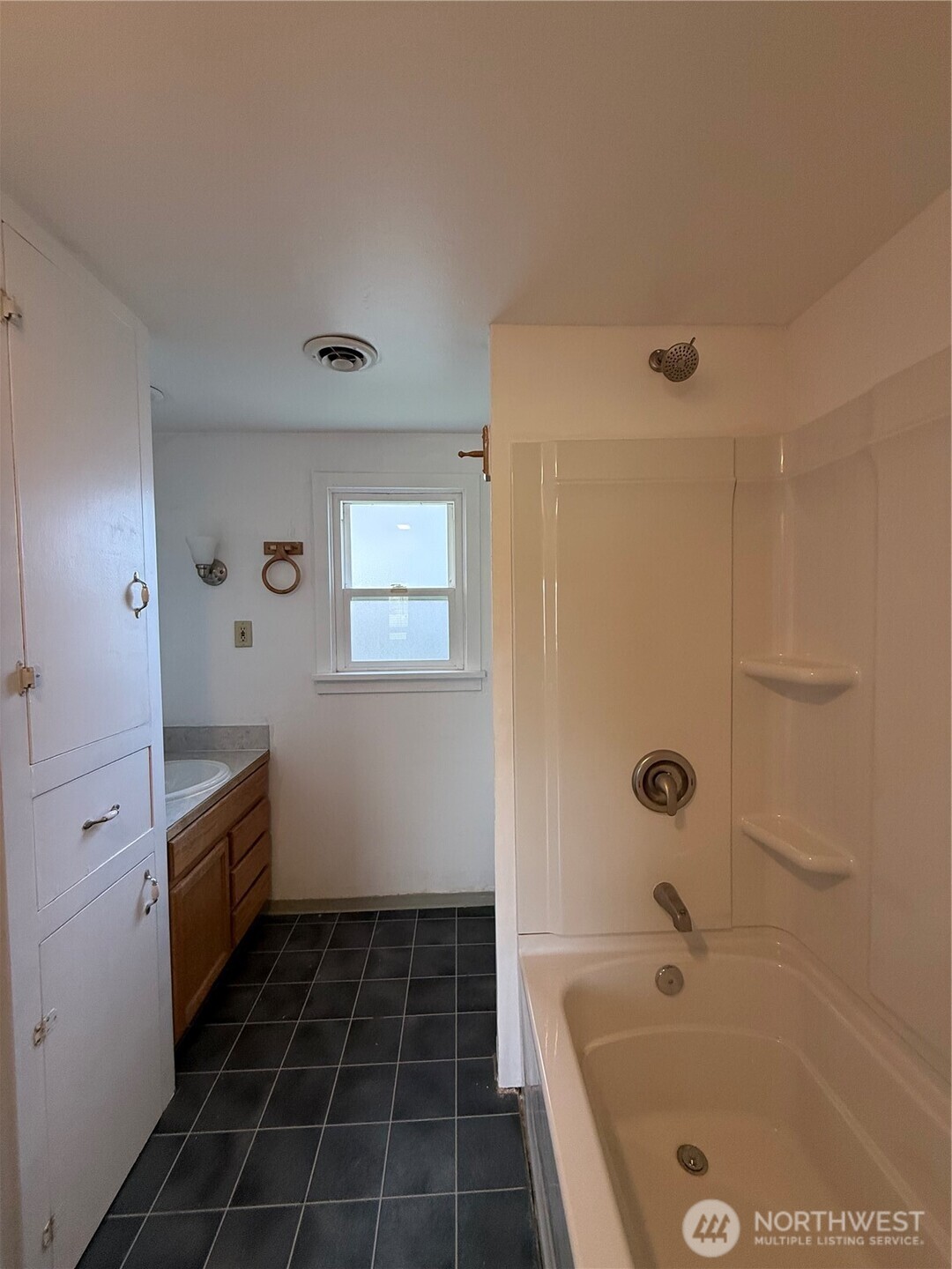 306 South Adams Street Waterville, WA 98858 - Photo 15 of 25 a bathroom with a bathtub and a sink