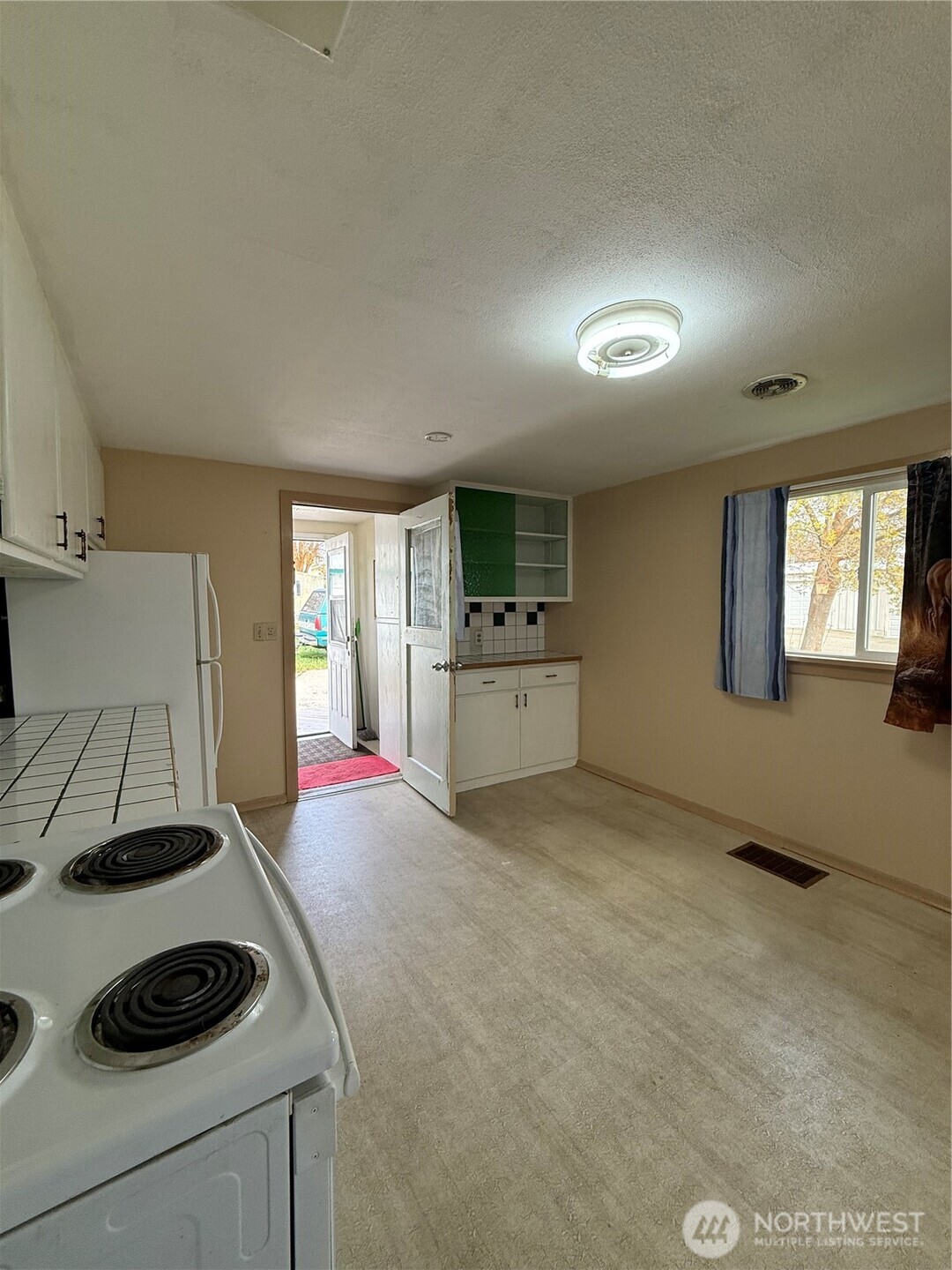 306 South Adams Street Waterville, WA 98858 - Photo 8 of 25 a kitchen with a stove and a refrigerator
