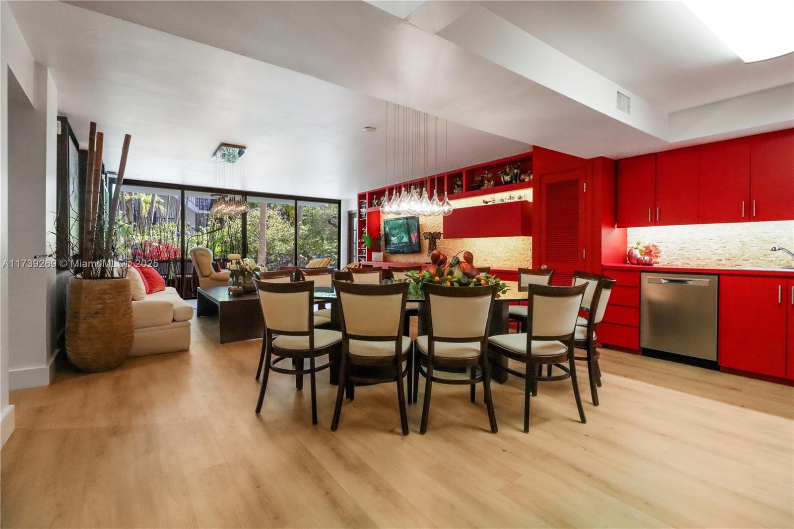 101 Ocean Ln Drive, Unit 1017 Key Biscayne, FL 33149 - Photo 7 of 25 a group of people sitting at tables in a room