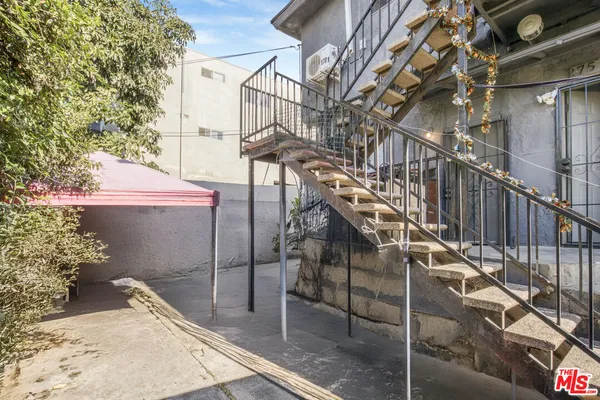 a view of a backyard