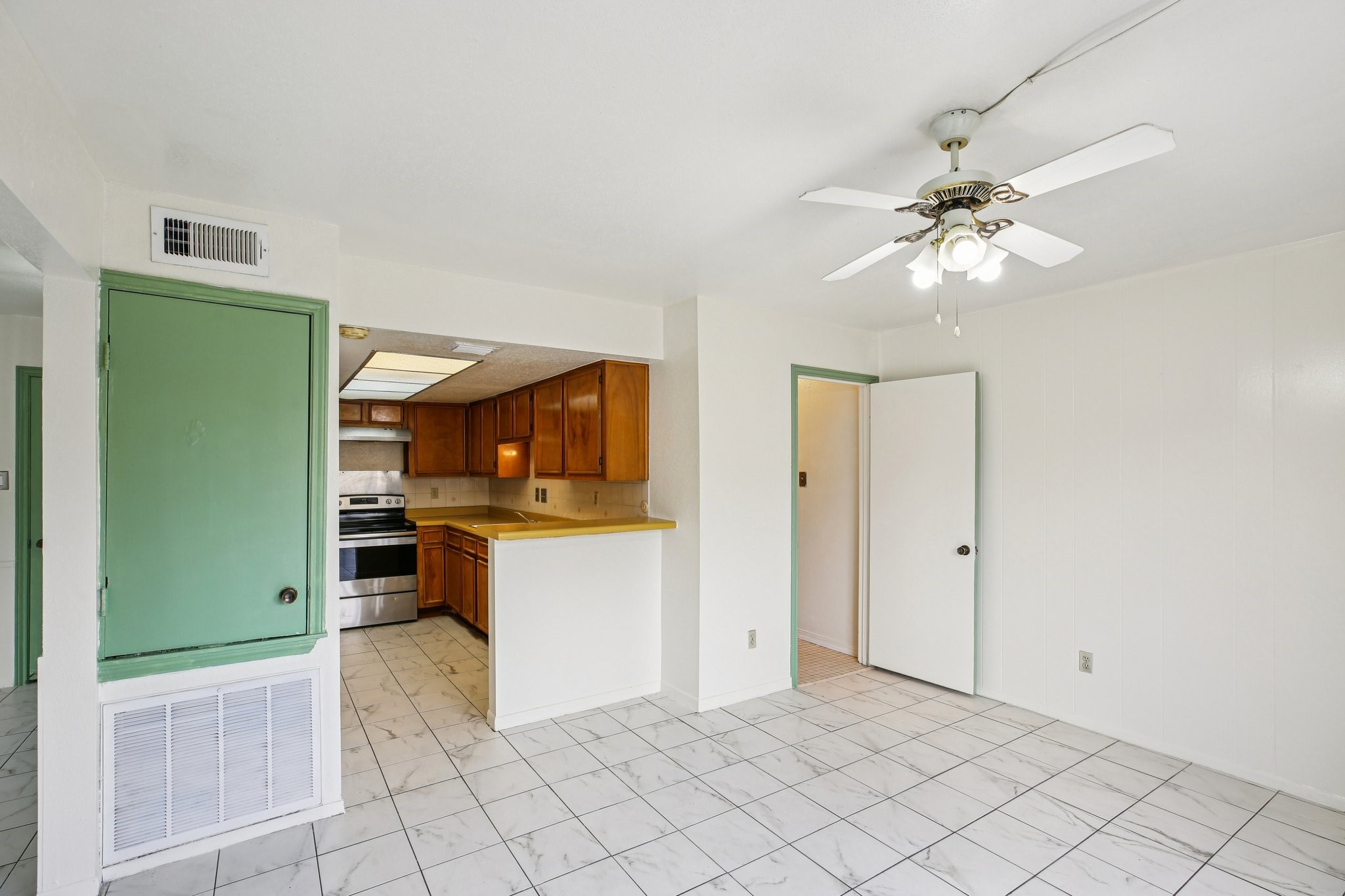 8379 La Roche Lane Houston, TX 77036 - Photo 8 of 28