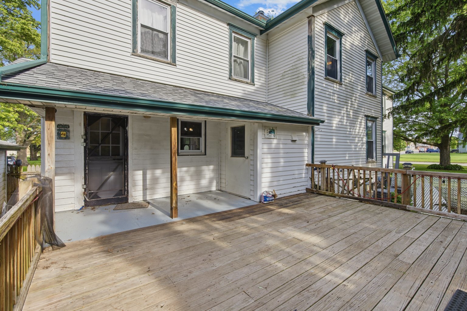 200 West Locust Street Cambridge, IL 61238 - Photo 9 of 32 a view of a house with a balcony