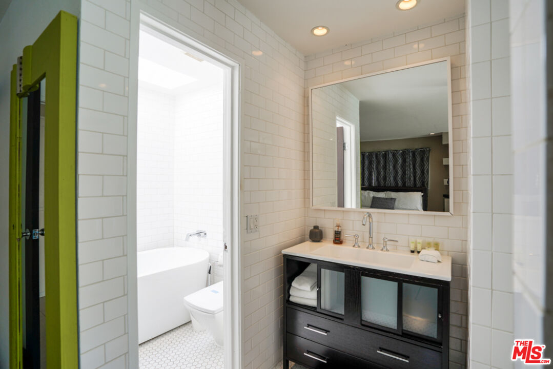 2295 East Nicola Road Palm Springs, CA 92262 - Photo 16 of 23 a bathroom with a sink a toilet and shower