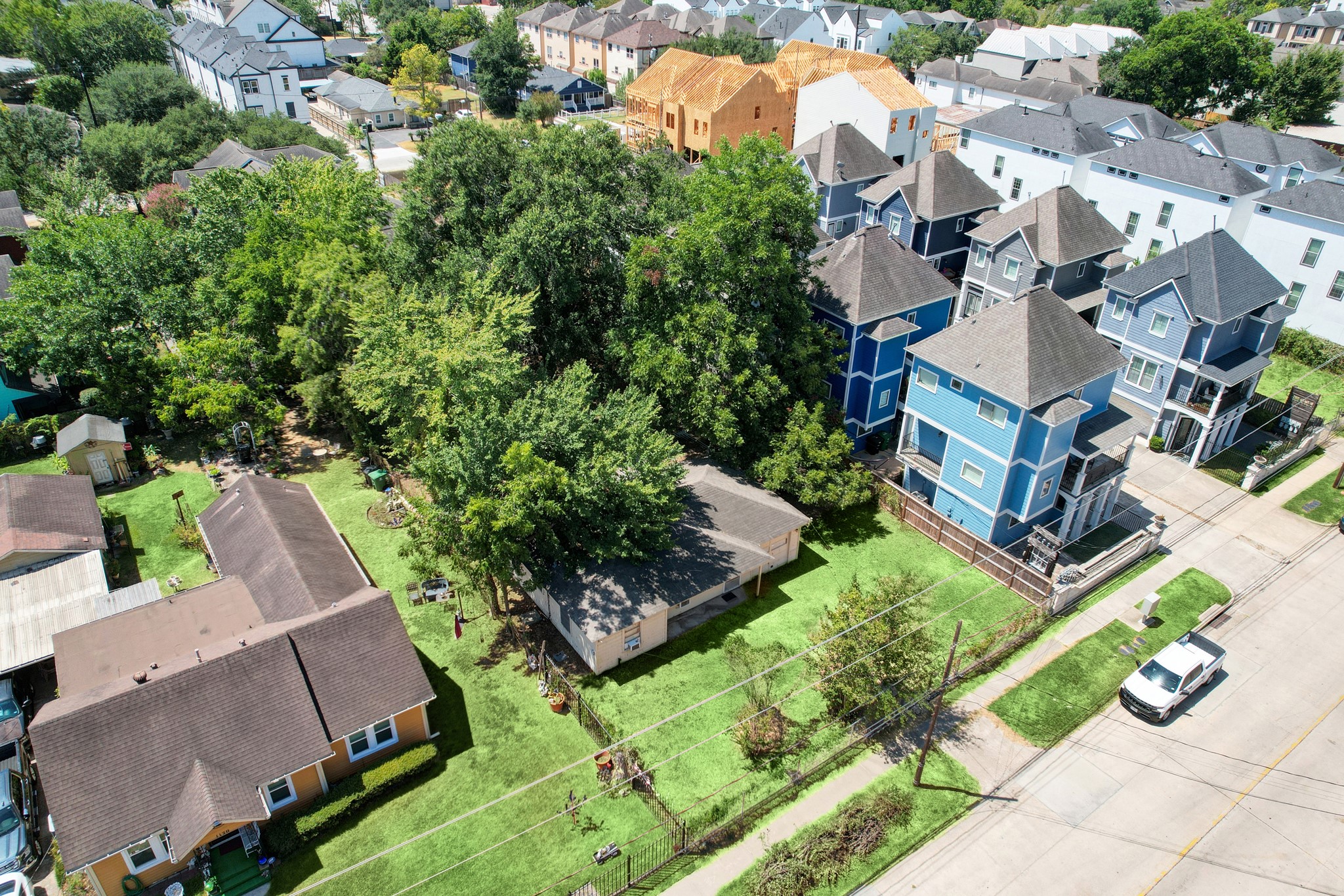 1124 West 23rd Street Houston, TX 77008 - Photo 2 of 10 Wide and deep lot perfect for builder/investor