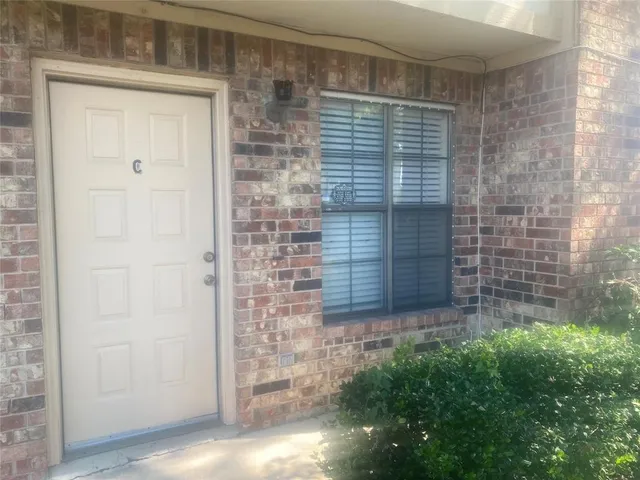 $1,250 | 2809 Wimbledon Court, Unit C, Garland, TX 75041