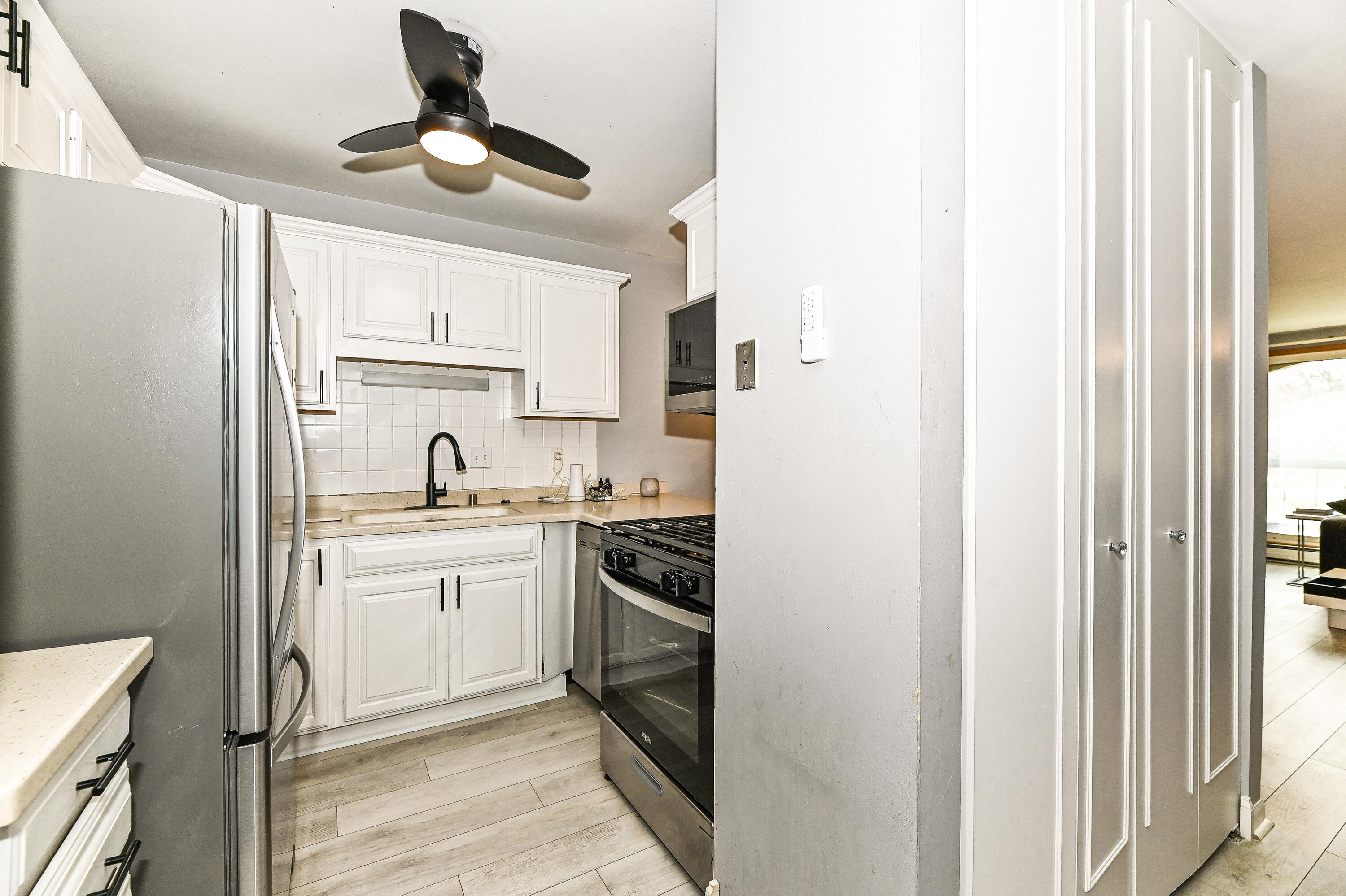 11926 West Mill Road, Unit 4 Milwaukee, WI 53225 - Photo 2 of 34 Kitchen