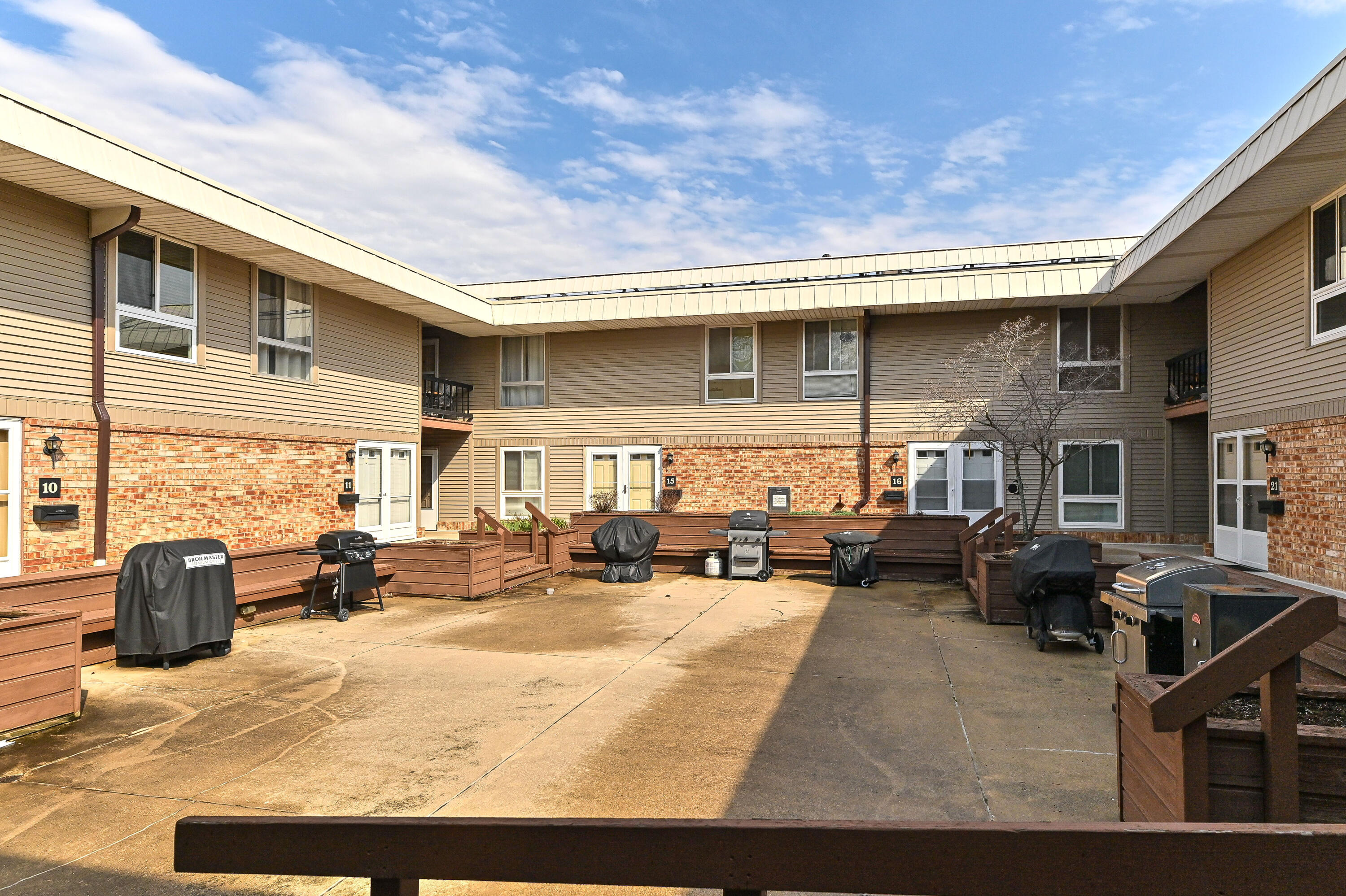 11926 West Mill Road, Unit 4 Milwaukee, WI 53225 - Photo 31 of 34 Courtyard for 11926 building