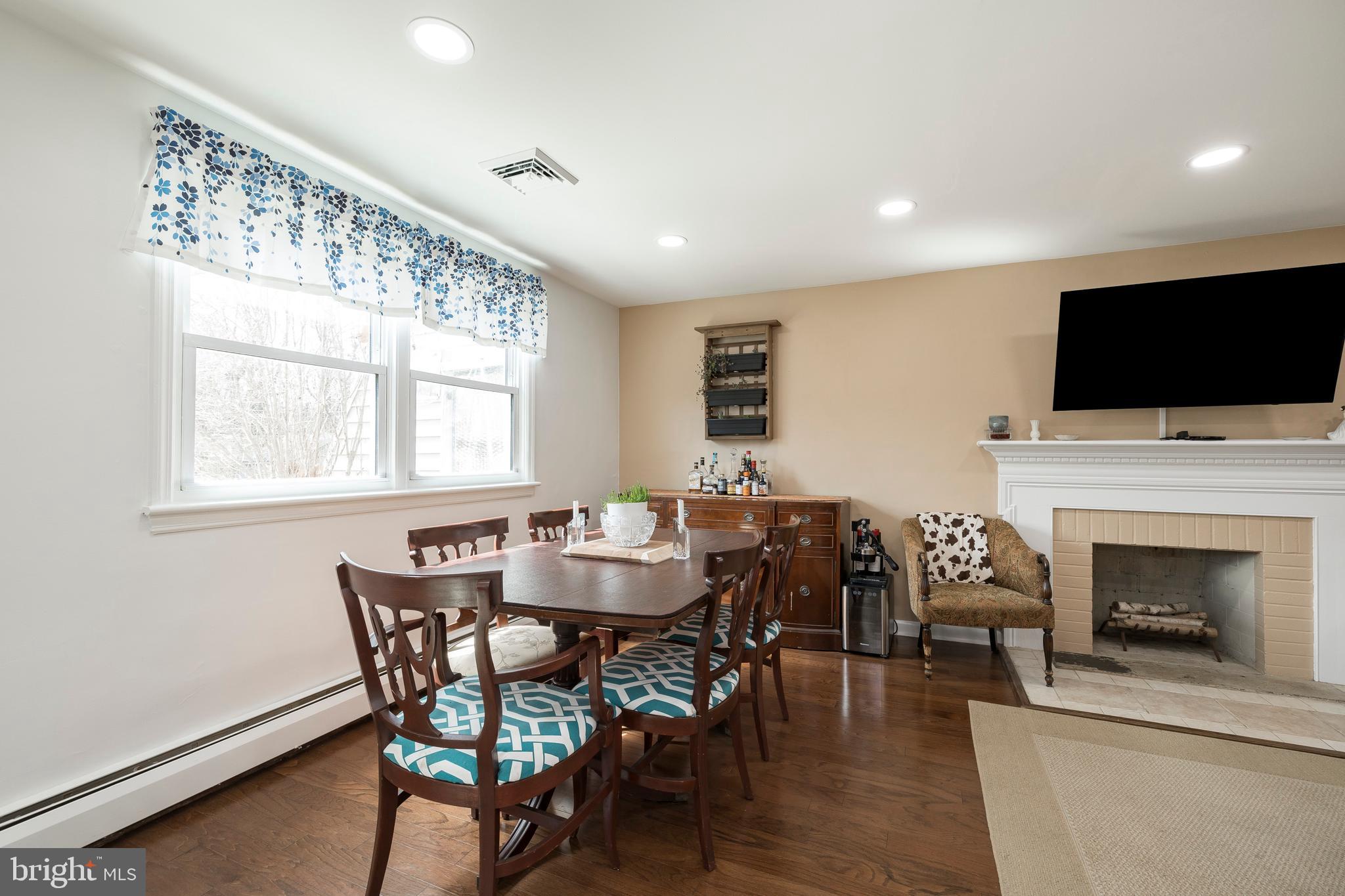 84 Conestoga Road Malvern, PA 19355 - Photo 25 of 41 Dining area in living room