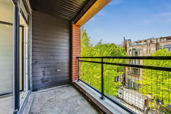 $3,200 | 3355 North Southport Avenue, Unit 2F, Chicago, IL 60657