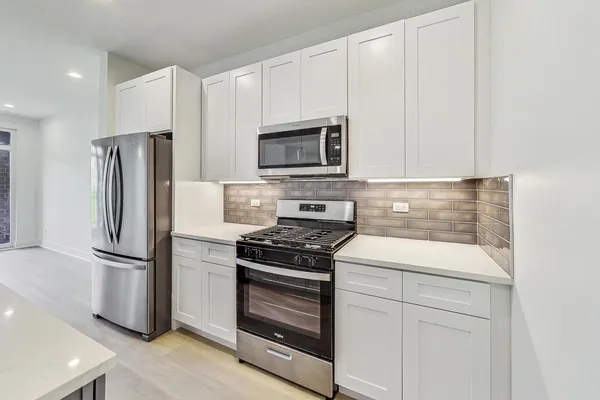 $3,200 | 3355 North Southport Avenue, Unit 2F, Chicago, IL 60657