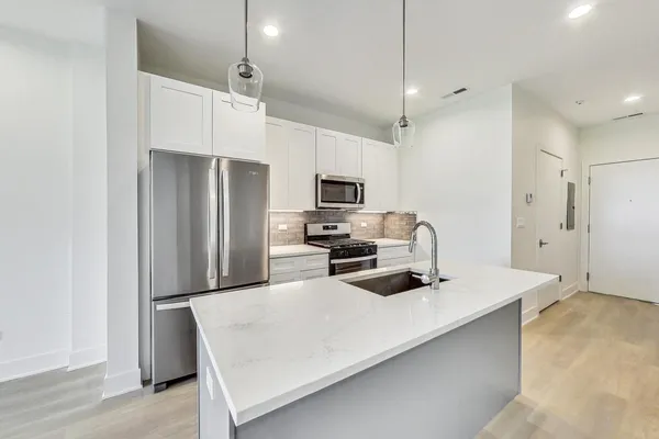 $3,200 | 3355 North Southport Avenue, Unit 2F, Chicago, IL 60657