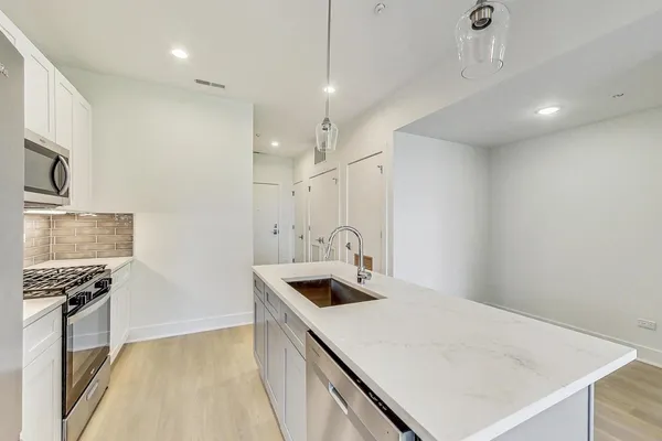$3,200 | 3355 North Southport Avenue, Unit 2F, Chicago, IL 60657