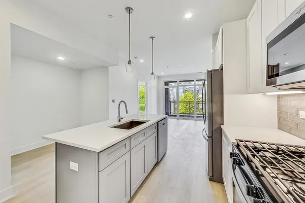 $3,200 | 3355 North Southport Avenue, Unit 2F, Chicago, IL 60657