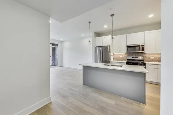 $3,200 | 3355 North Southport Avenue, Unit 2F, Chicago, IL 60657