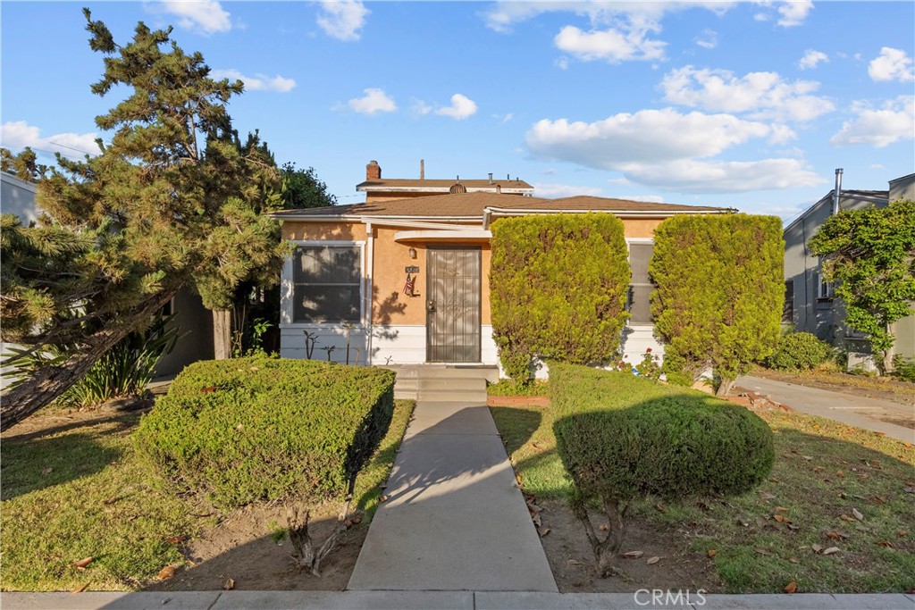 6236 Lemon Avenue Long Beach, CA 90805 - Photo 4 of 4 a view of a patio with table and chairs and potted plants