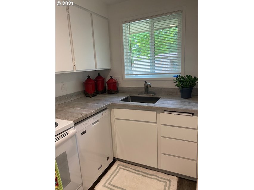 1492 Fetters Loop Eugene, OR 97402 - Photo 6 of 24 Gallery Image 6