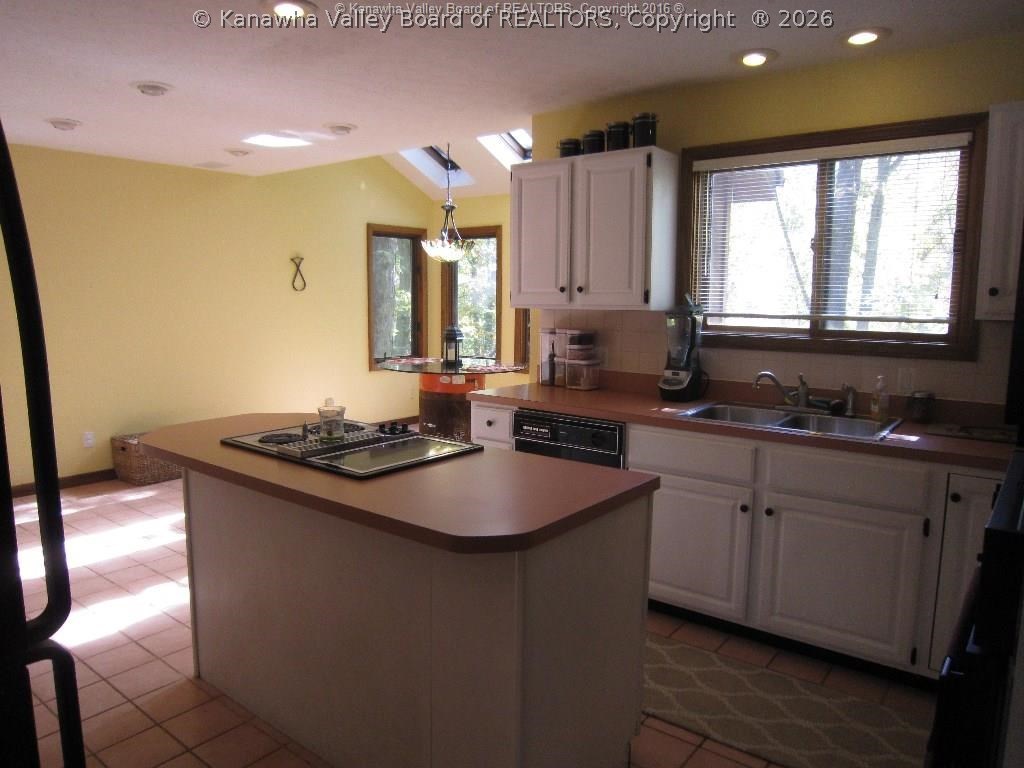 1593 Hampton Road Charleston, WV 25314 - Photo 3 of 23 Gallery Image 3