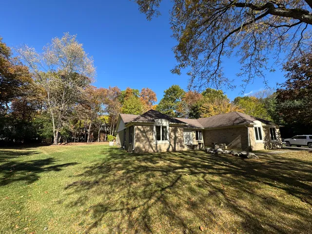 $320,000 | 5218 Cherokee Court, Troy, MI 48098