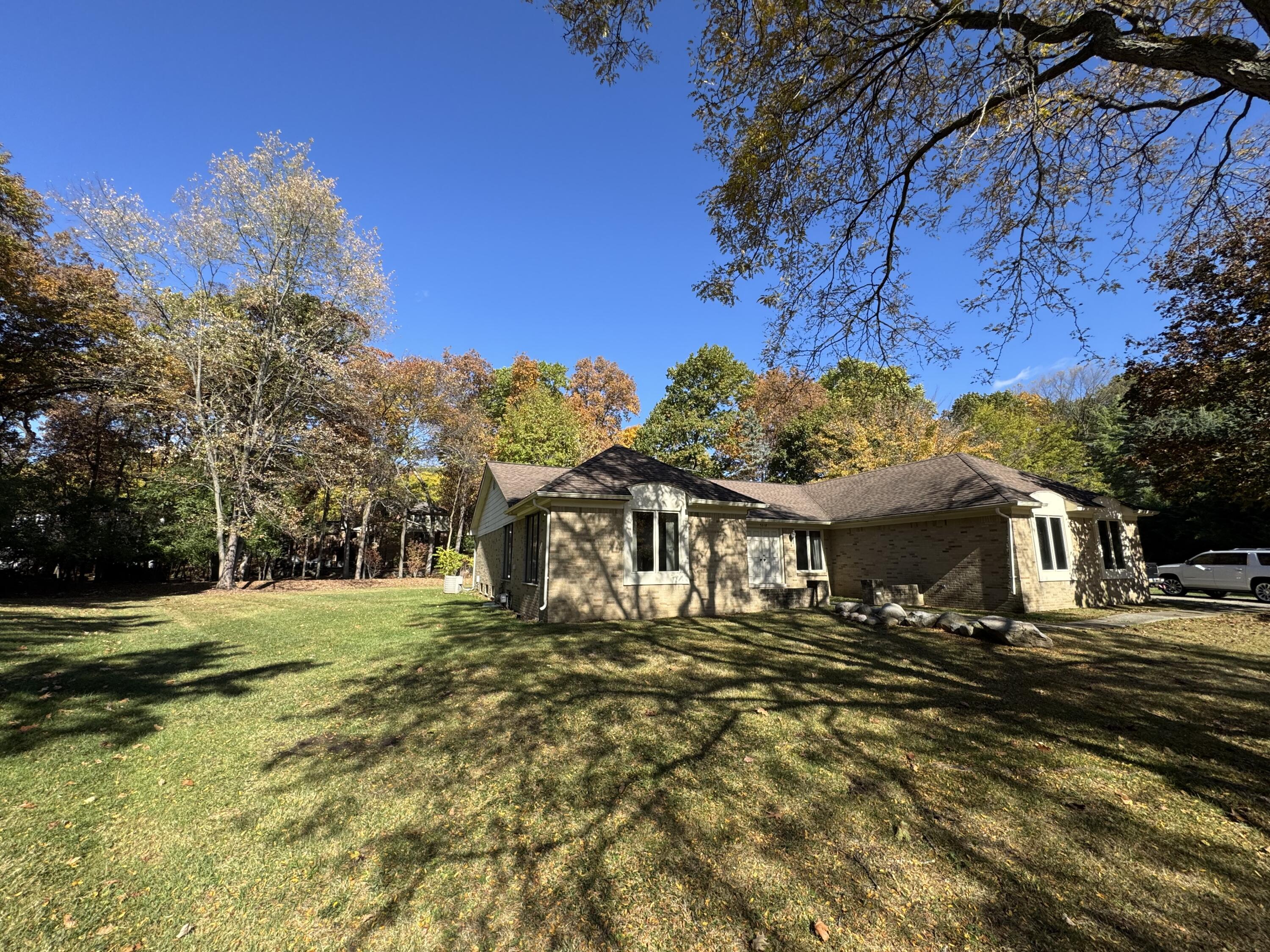 5218 Cherokee Court Troy, MI 48098 - Photo 2 of 46 IMG_9103