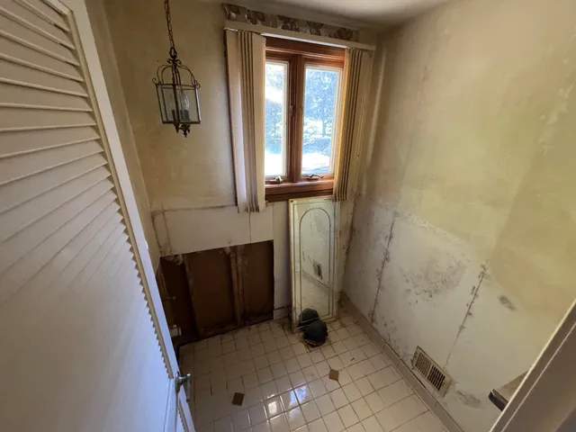 $320,000 | 5218 Cherokee Court, Troy, MI 48098