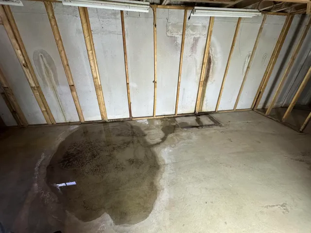 $320,000 | 5218 Cherokee Court, Troy, MI 48098