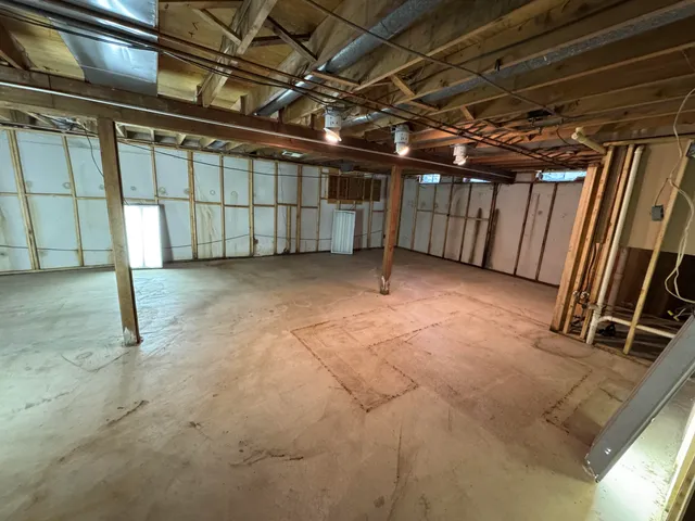 $320,000 | 5218 Cherokee Court, Troy, MI 48098