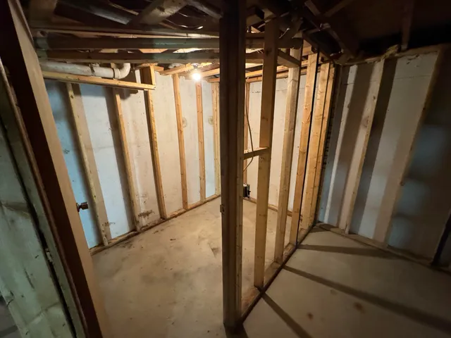 $320,000 | 5218 Cherokee Court, Troy, MI 48098