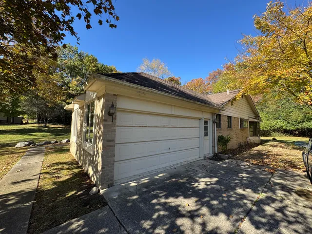 $320,000 | 5218 Cherokee Court, Troy, MI 48098