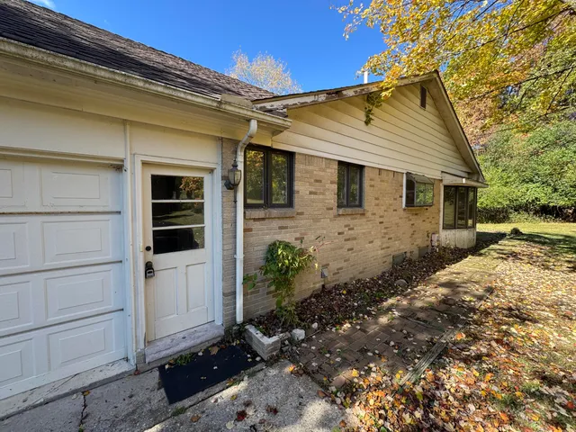 $320,000 | 5218 Cherokee Court, Troy, MI 48098