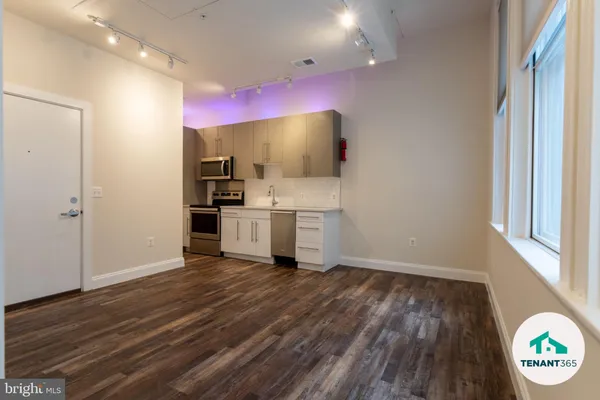 $1,599 | 8 East Fayette Street, Unit 201, Baltimore, MD 21202