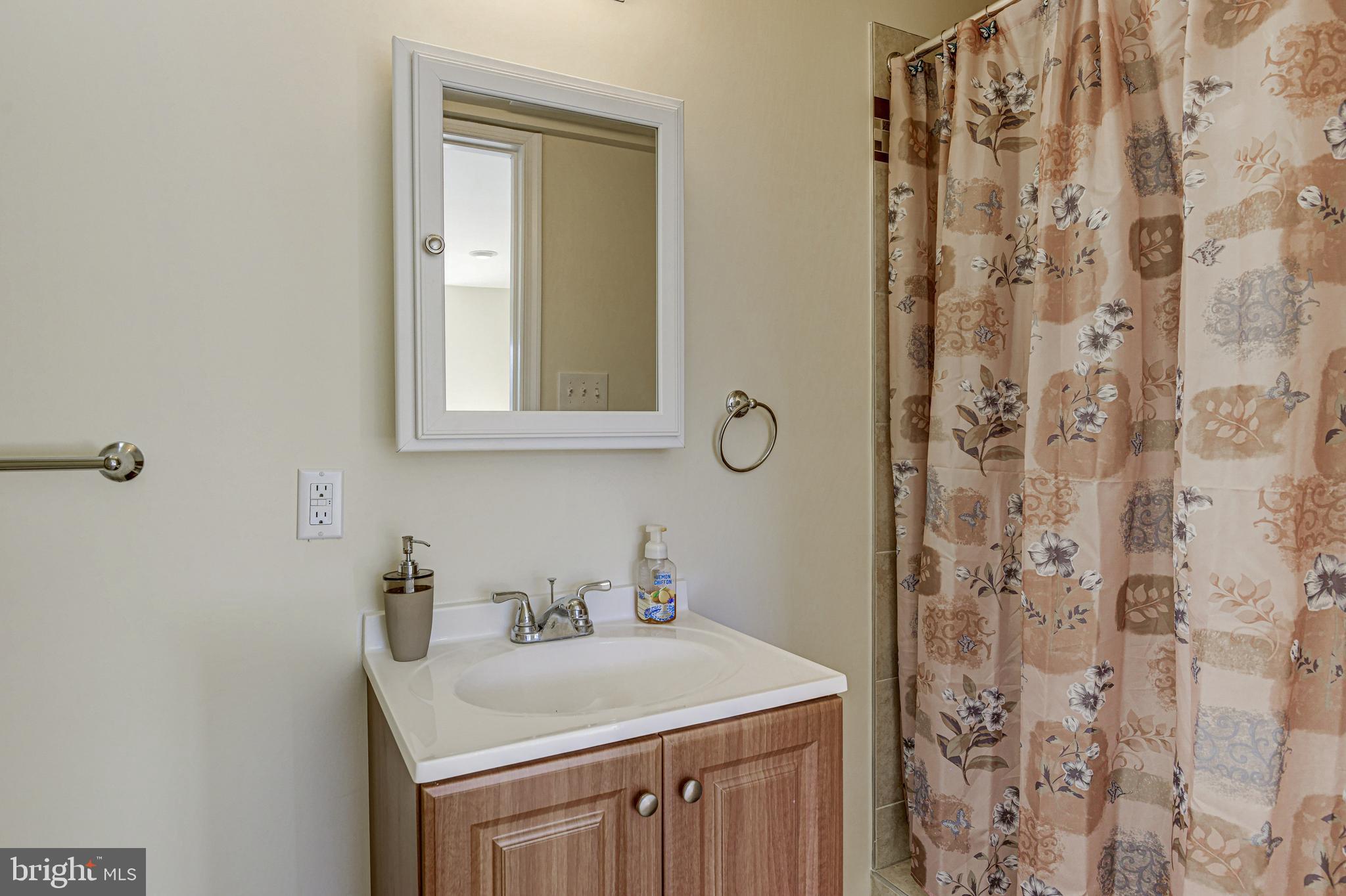 9375 Guilford Road Columbia, MD 21046 - Photo 8 of 41 Main level full bathroom