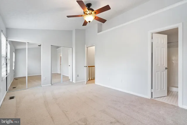 a view of empty room with a ceiling fan