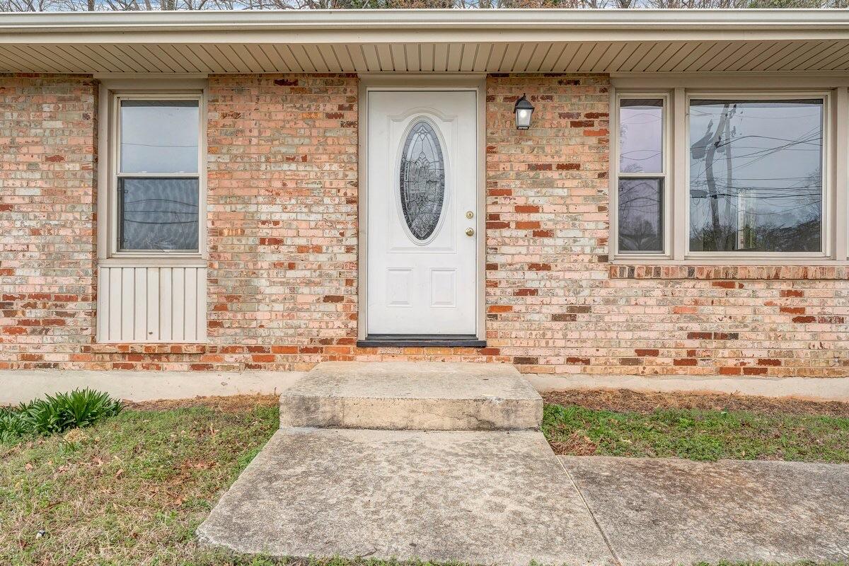756 Kenyon Road Vinton, VA 24179 - Photo 2 of 14 a front view of a house with garden
