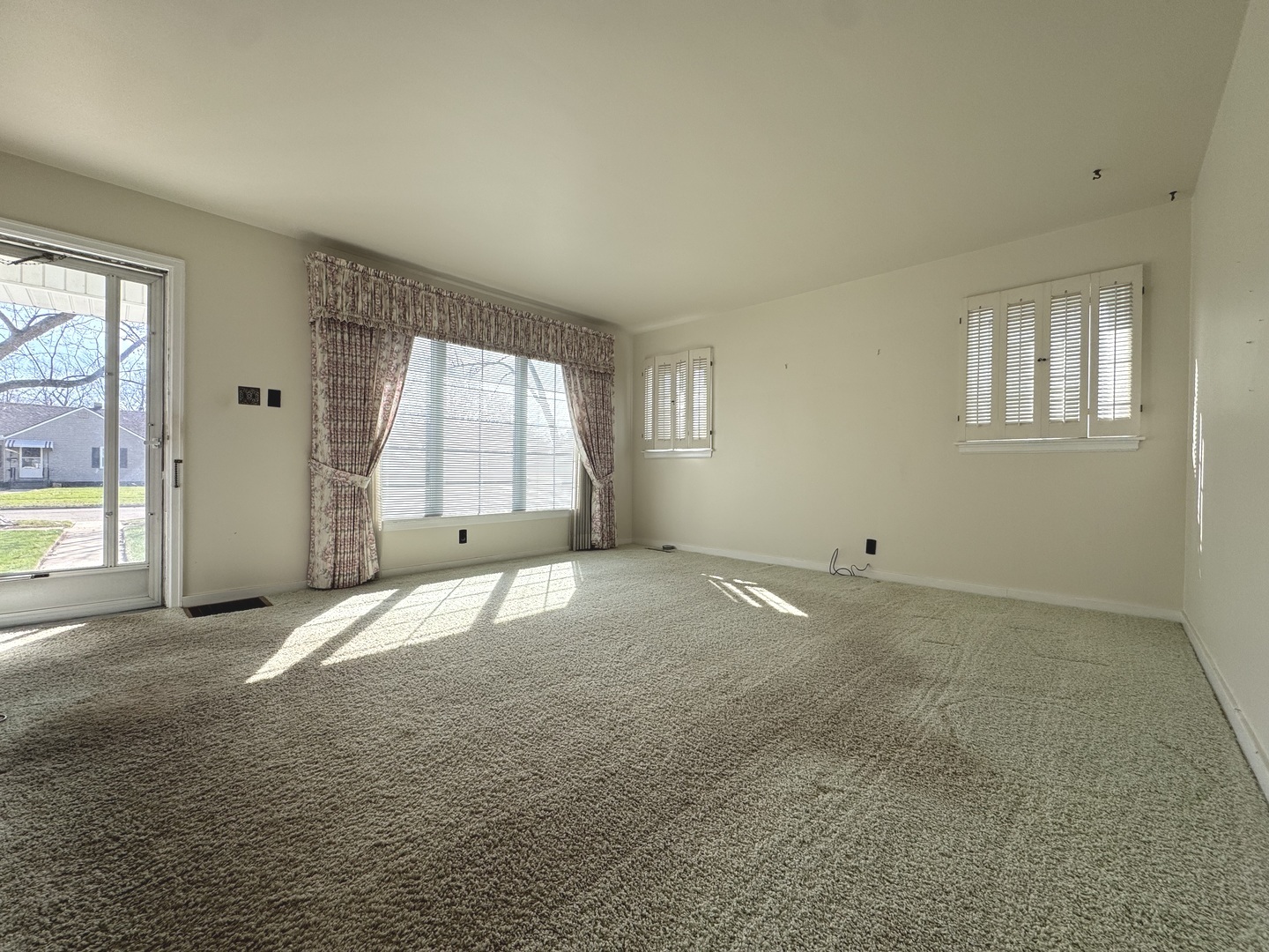 665 South May Avenue Kankakee, IL 60901 - Photo 4 of 22 an empty room with windows and closet