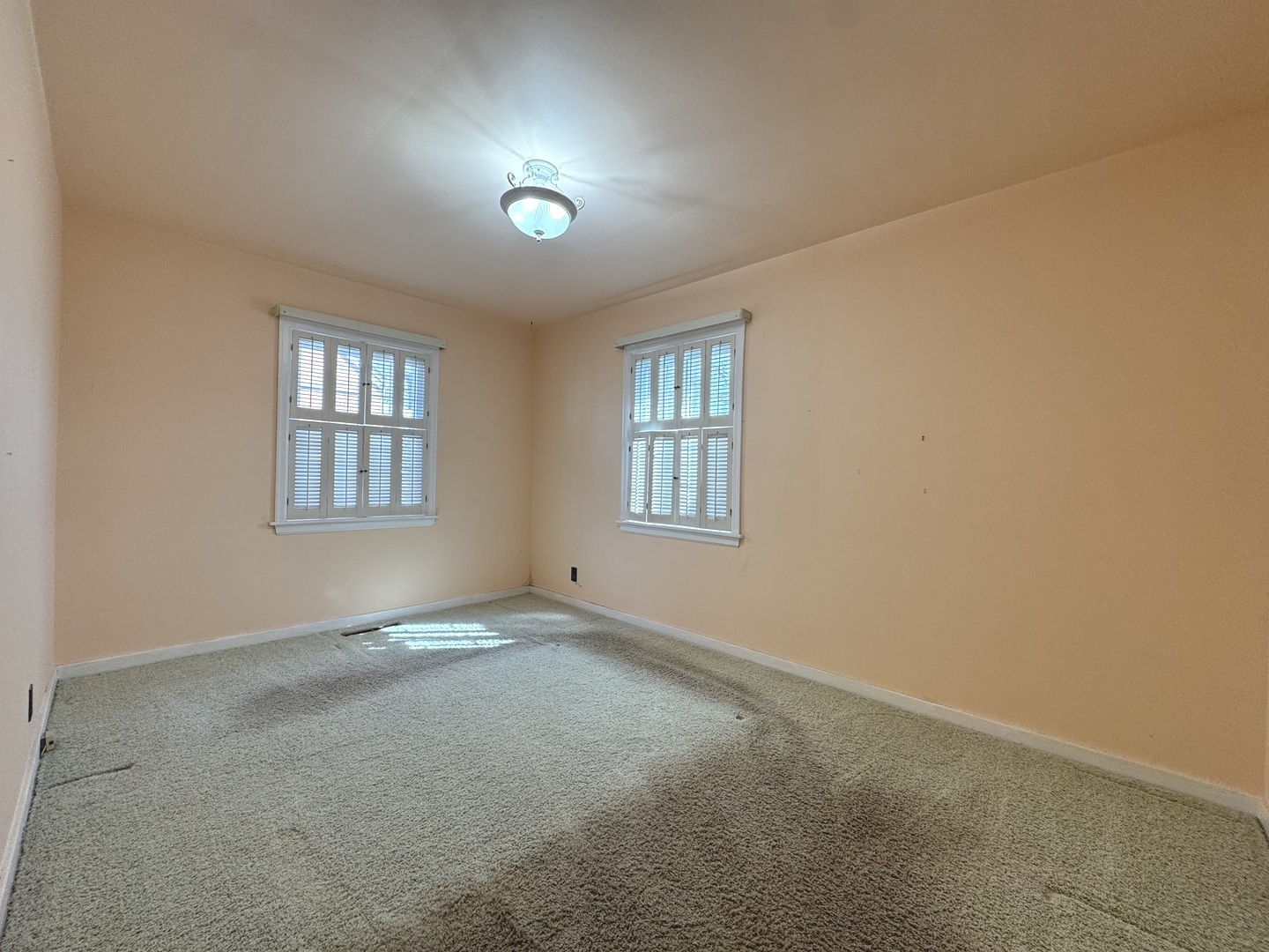 665 South May Avenue Kankakee, IL 60901 - Photo 5 of 22 an empty room with windows