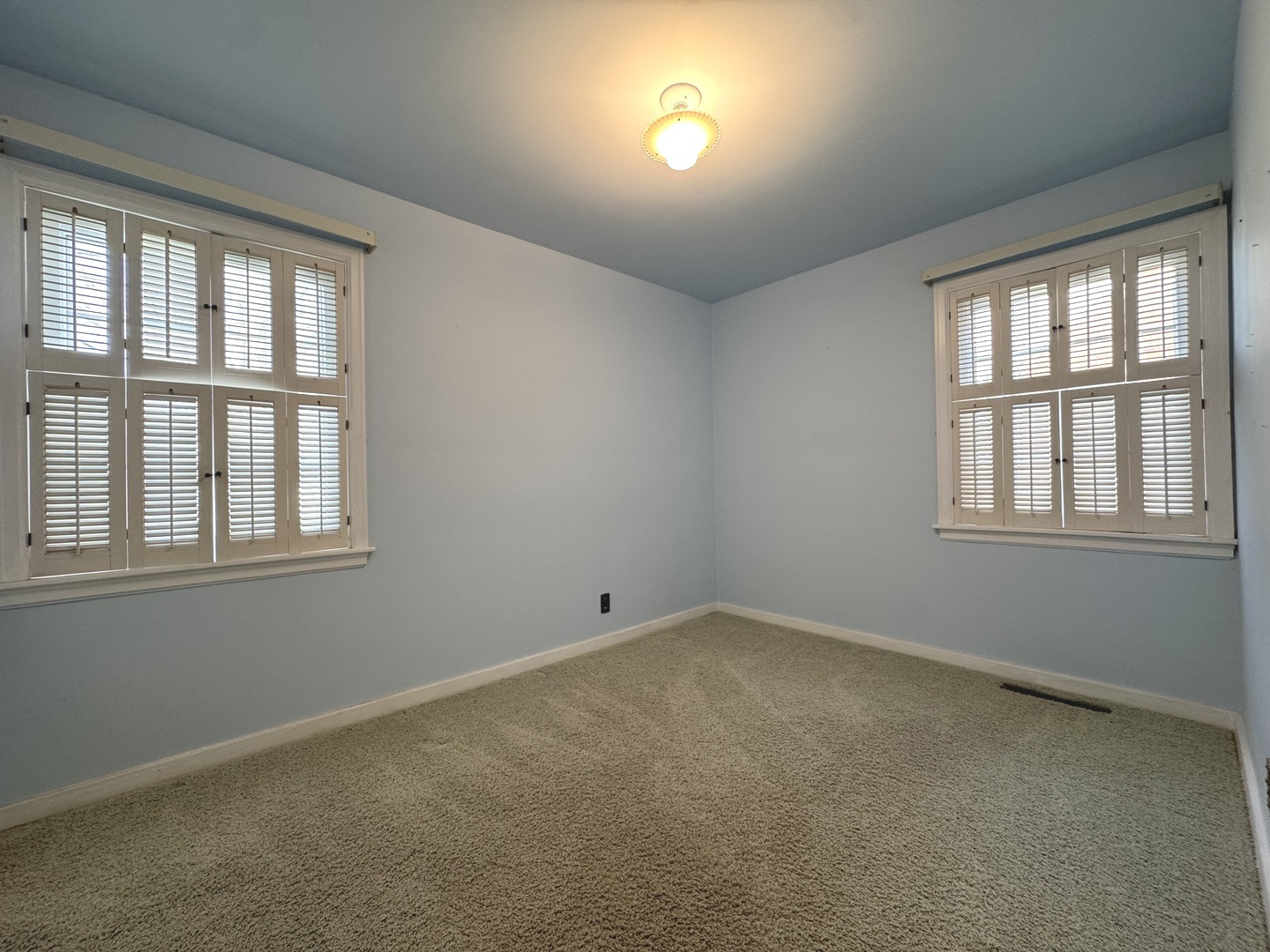 665 South May Avenue Kankakee, IL 60901 - Photo 6 of 22 an empty room with a window