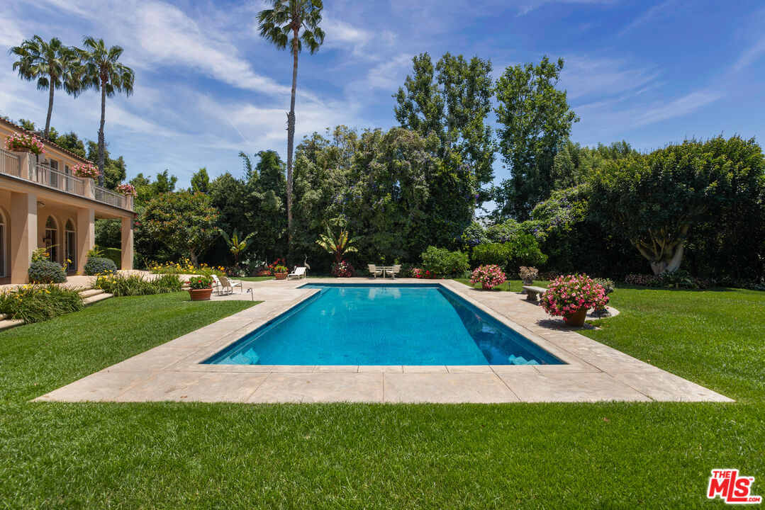 510 Doheny Road Beverly Hills, CA 90210 - Photo 10 of 24 a view of outdoor space yard and patio