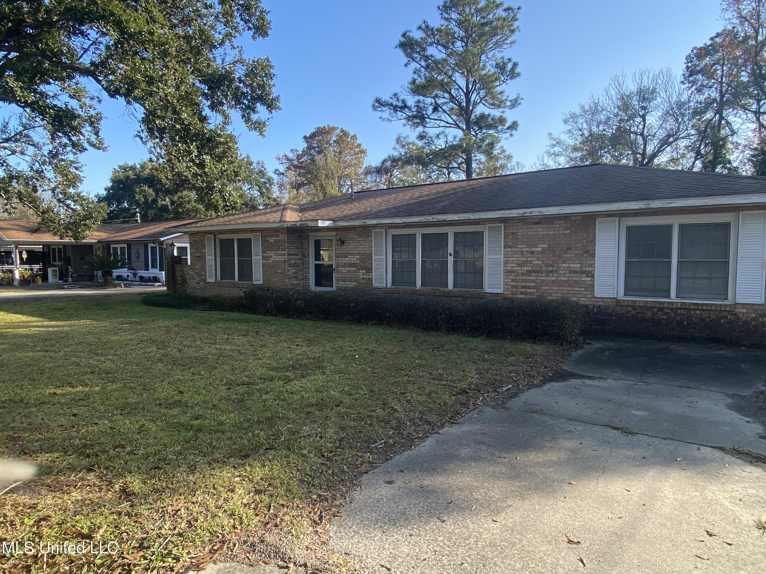 213 Ridgeway Avenue Gulfport, MS 39507 - Photo 4 of 24 IMG_2747