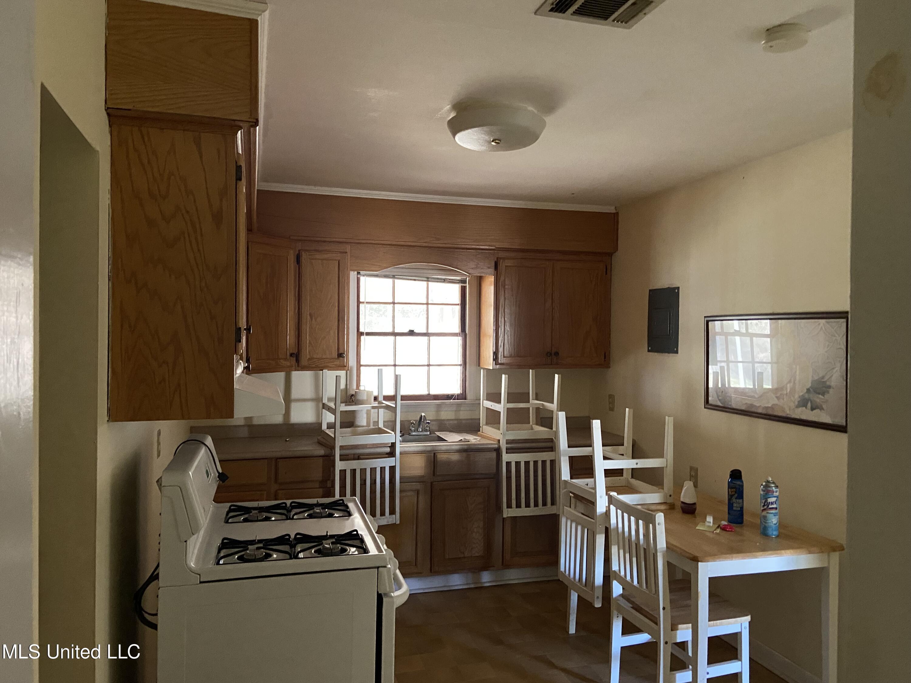 213 Ridgeway Avenue Gulfport, MS 39507 - Photo 8 of 24 IMG_2755