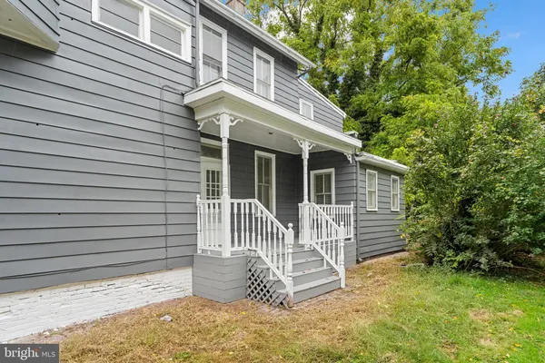 a view of a chair and table in the backyard