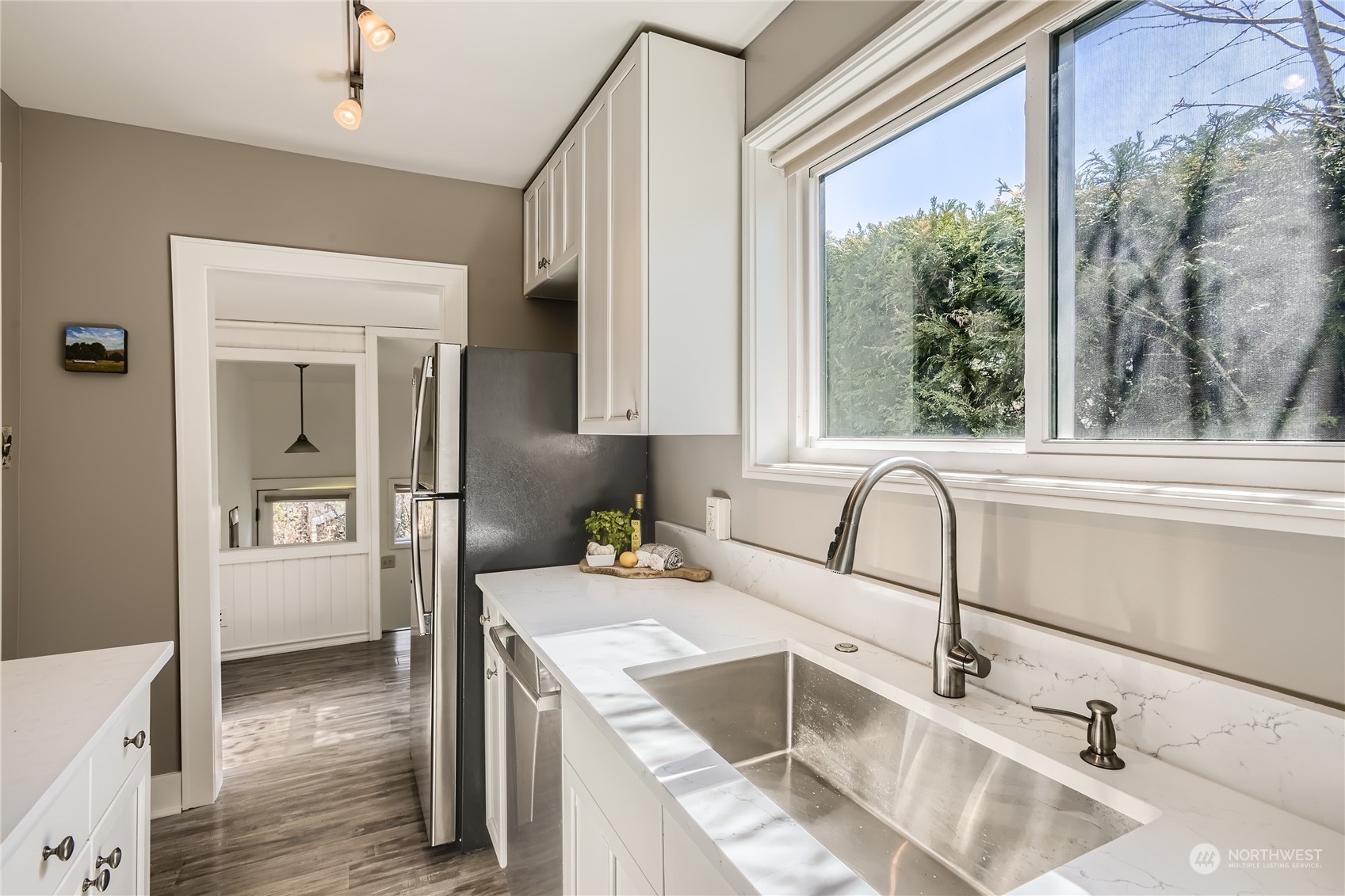 5610 45th Avenue Southwest Seattle, WA 98136 - Photo 9 of 22 Gallery Image 9