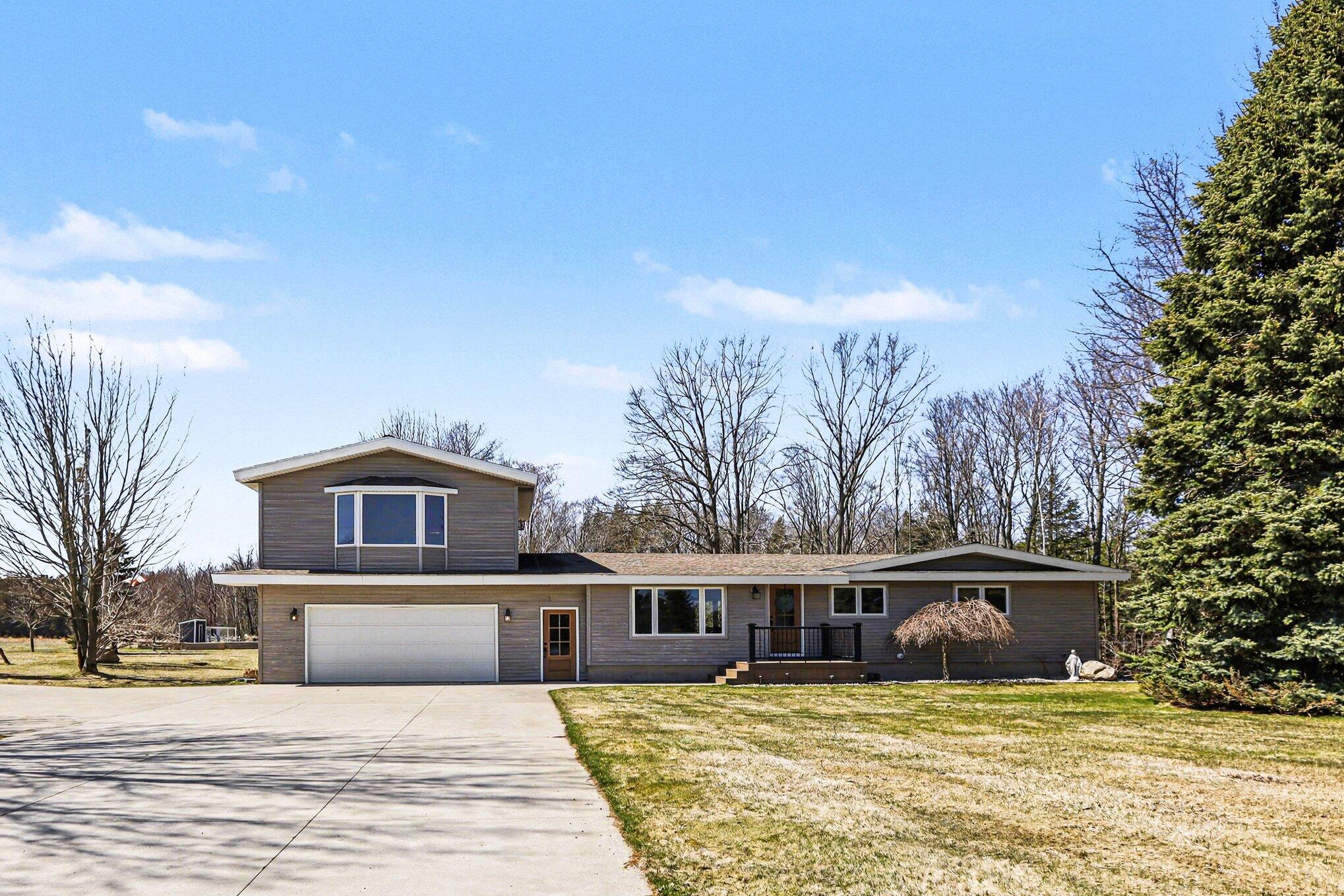 4786 Red Apple Road Manistee, MI 49660 - Photo 4 of 41 Front of house