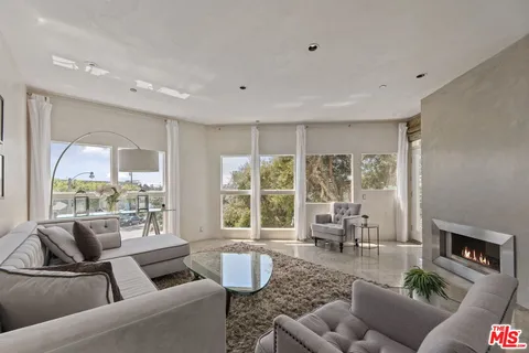 $1,950,000 | 2115 3rd Street, Unit 203, Santa Monica, CA 90405