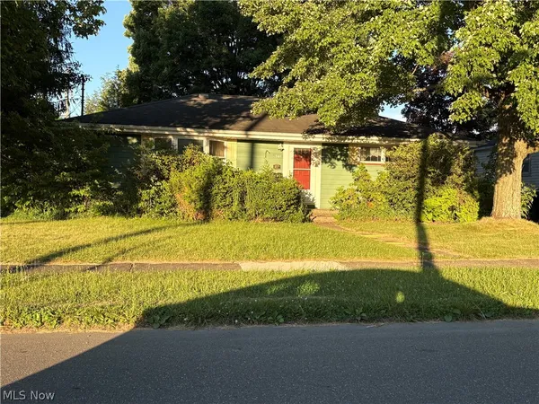 $138,000 | 561 Rebecca Avenue Southeast, Hubbard, OH 44425